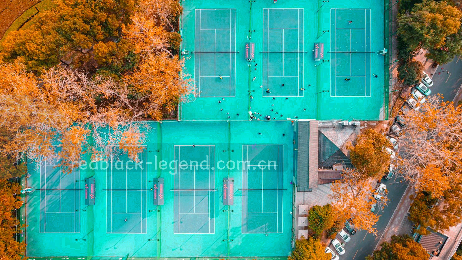 红黑渐变的抽象桌面俯拍视角，几何牌面与筹码符号散布其间